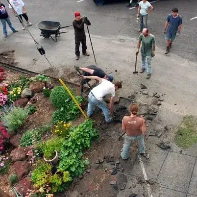 Il depaving prevede meno asfalto e più verde